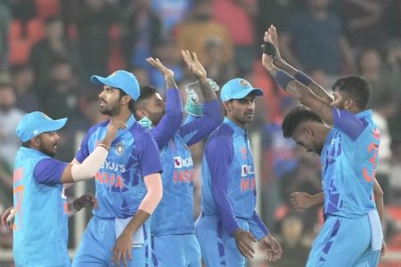 India defeats Australia by 5 wickets