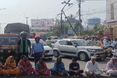 Bhubaneswar: Rasulgarh to Kalpana square road jammed as locals block road at Laxmisagar chhaka